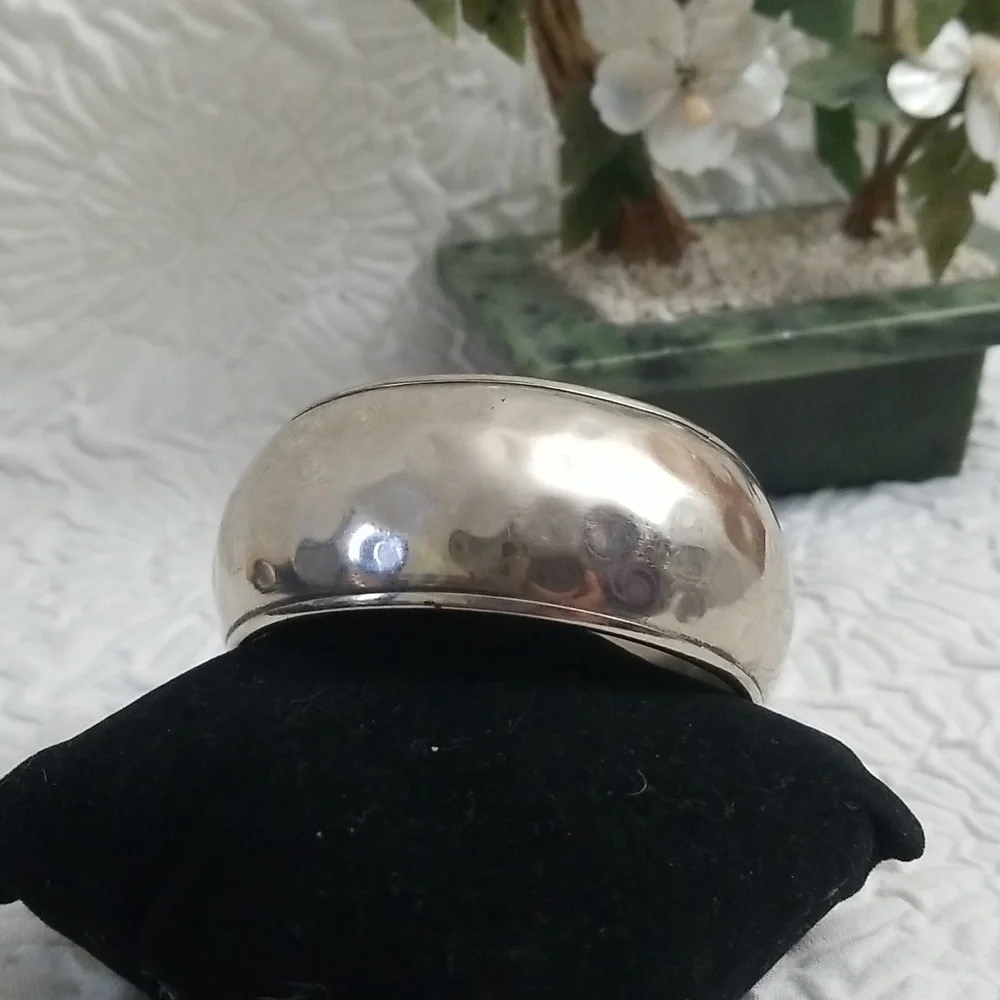 Silver Tone Hammered Fashion Fun Bracelet - Picture 4 of 6